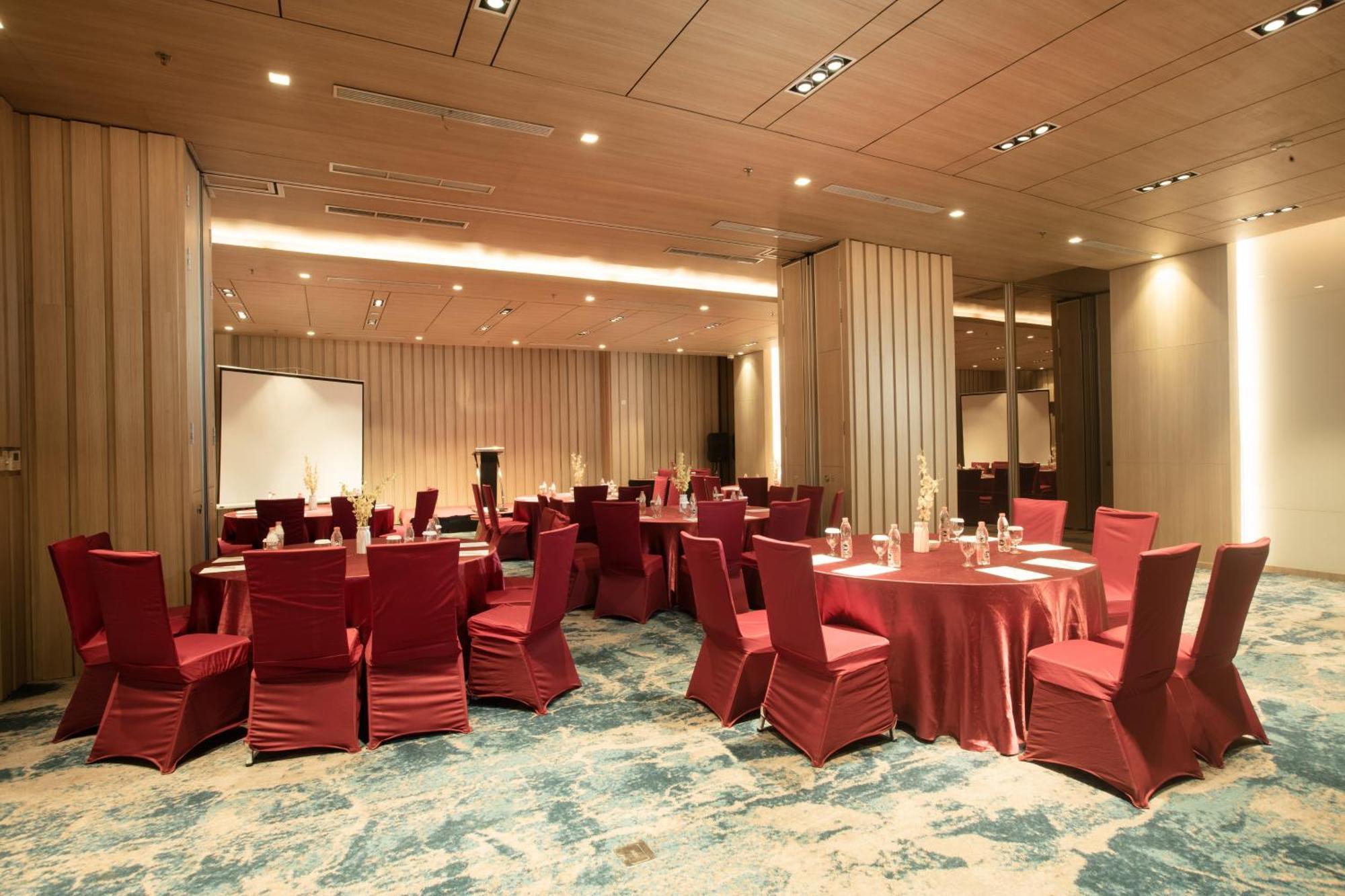 Louis Kienne Cikarang Hotel & Service Apartment Bekasi Exterior foto